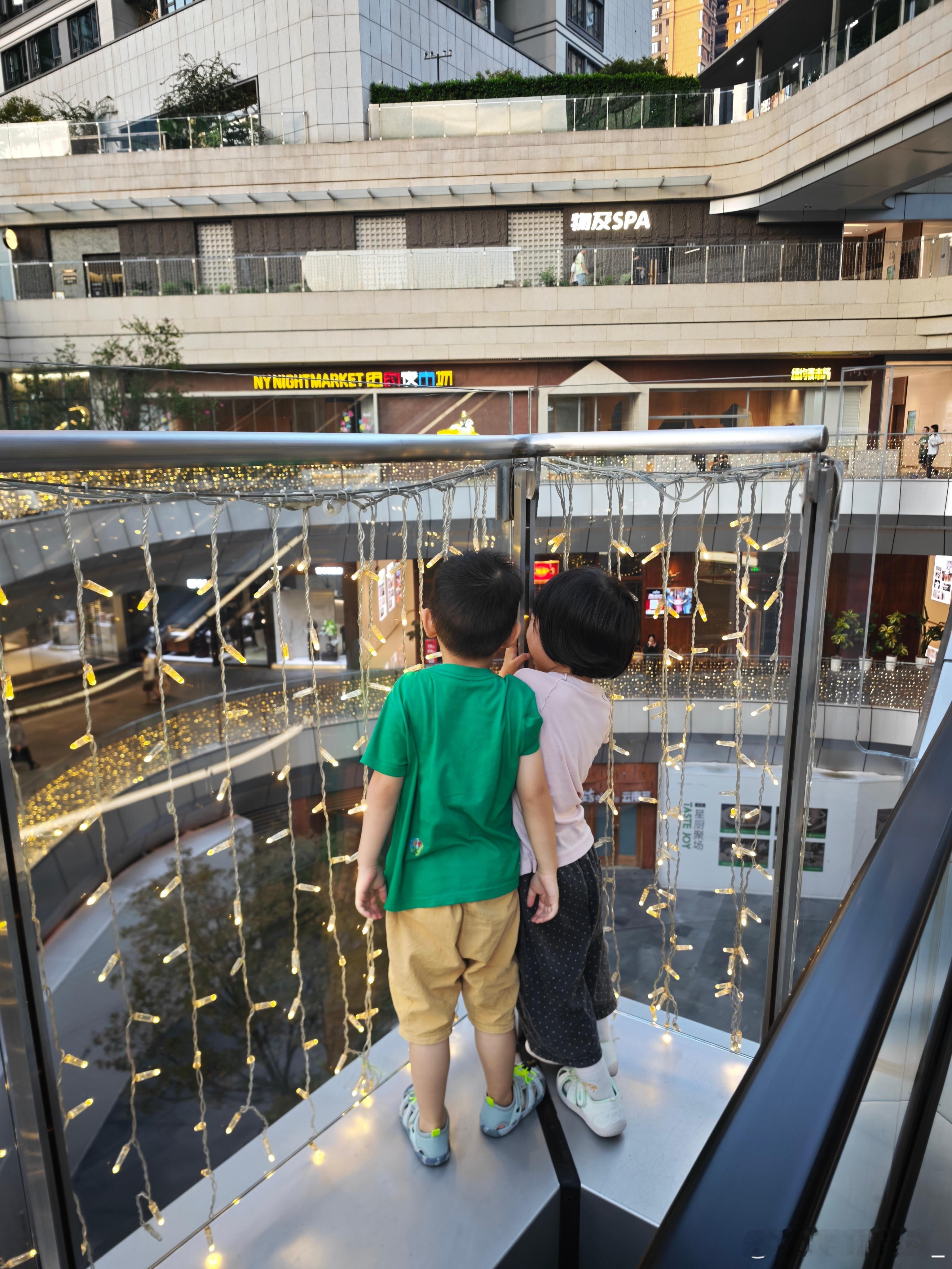 一条plog告别八月小孩和小孩疯起来确实很疯大家早安[二哈] ​​​