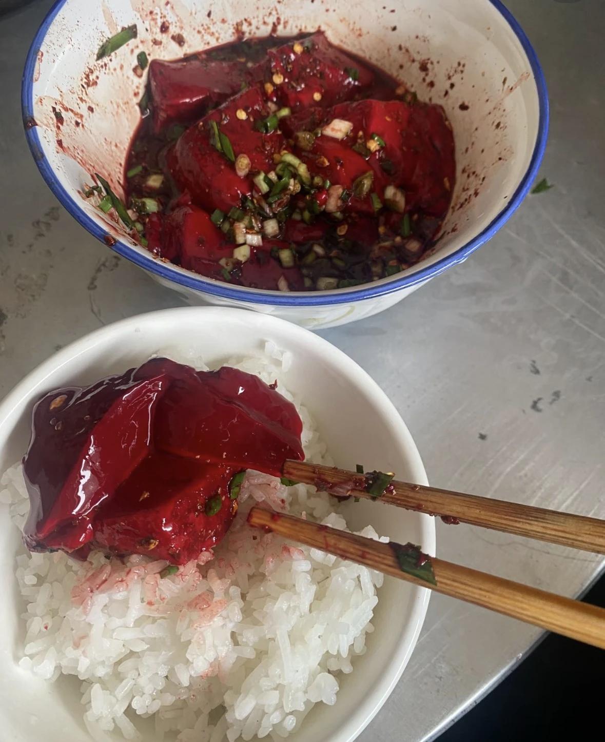 老挝人普遍食用生鸭血🦆甚至也包括🐖猪血🐑山羊血
在制作鸭血时，新鲜的血液与
