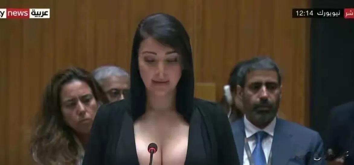 阿联酋代表在参加国际活动，感觉还是有点实力，大家觉得呢？[呲牙]