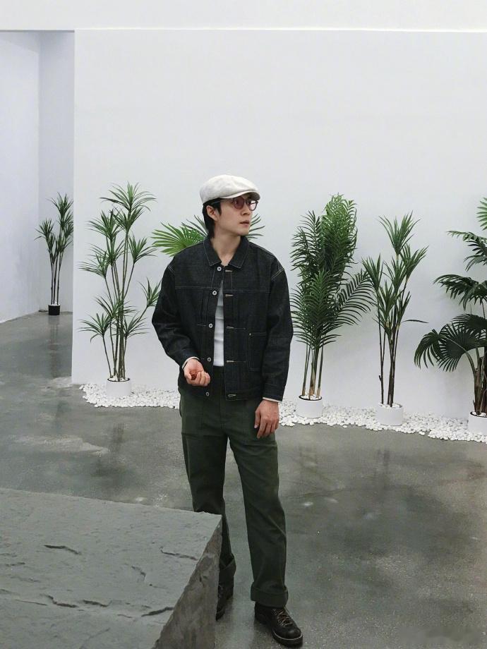 韩东君牛仔穿搭随拍这组牛仔穿搭随拍尽显韩东君独特气质，深色牛仔外套搭配复古报童帽