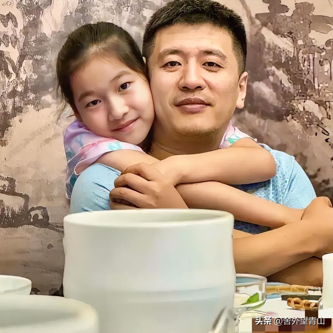 为什么张雪峰这么拼命地工作？
 
原因很简单，
 
不是因为他爱钱，而是因为他有