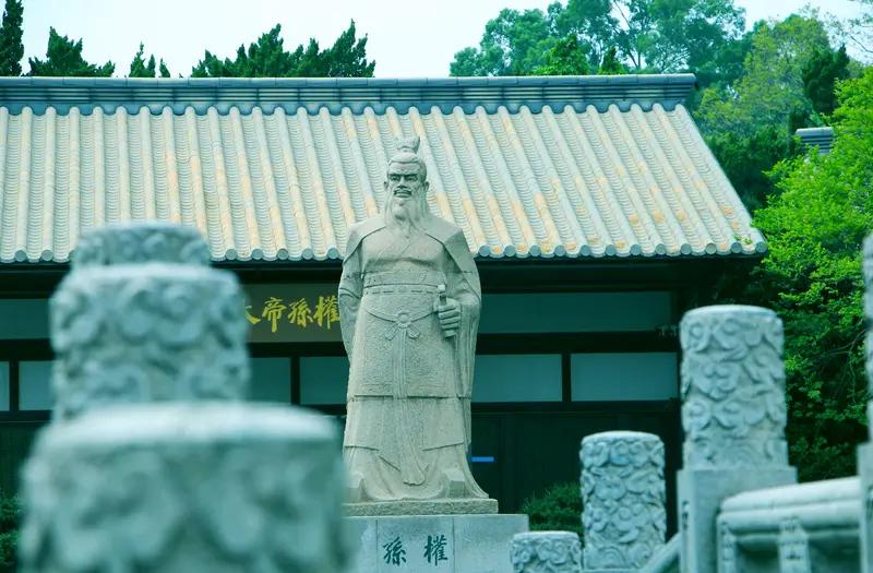 孙权的功绩啊，就像小池塘里的涟漪，和曹操那大海般壮阔的成就比起来，实在是小巫见大