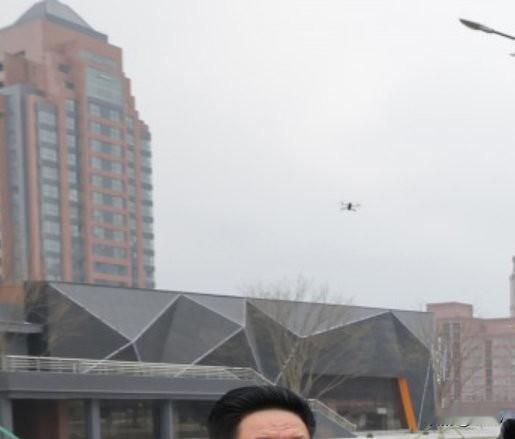 现场指导进入完工阶段的和盛地区第四期建设工程。图1为和盛地区第四期的网吧，也是和