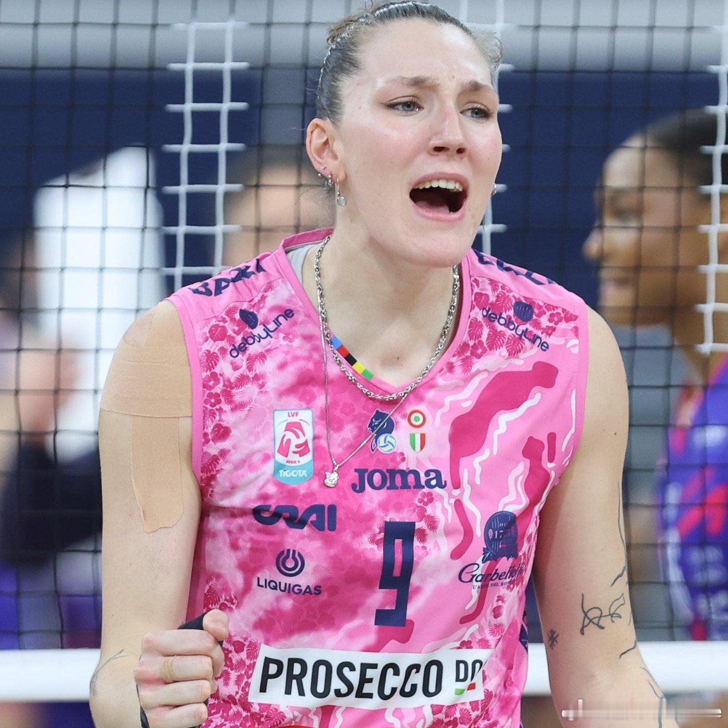 🔵 与伊萨奇巴希未达成合作协议后；目前有传言称，玛丽娜·卢比安下赛季将身披基耶