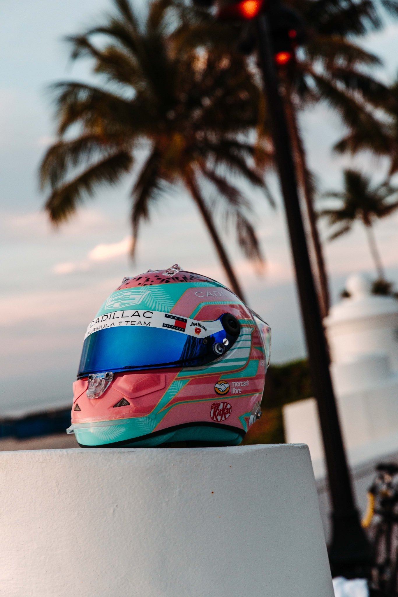 佩雷兹在本周F1迈阿密🇺🇸大奖赛带来的特别版赛车头盔👀F1赛车2026F1