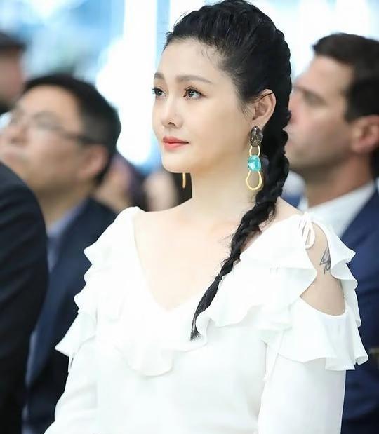 俩孩子好像转校也没通知金猪爸爸，我觉得他俩离婚这事儿各打五十大板，长期分居，天天