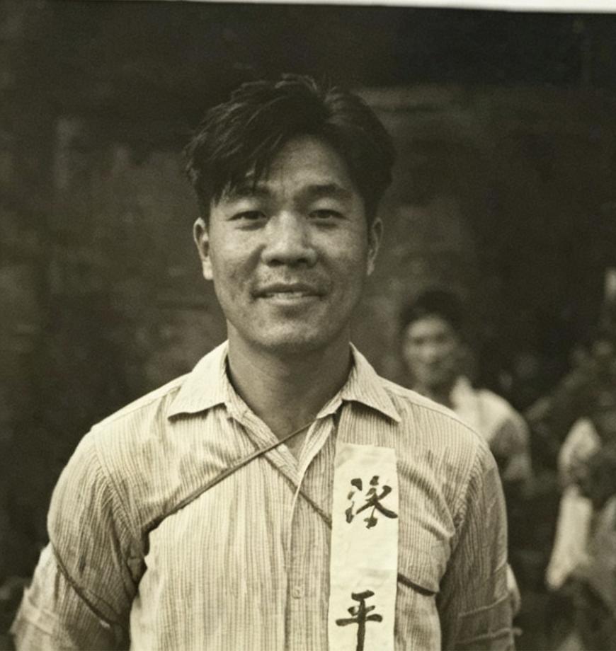 没想到这张70多年前拍在台北马场町刑场的照片里，马上要被处决的烈士陈平，居然对着