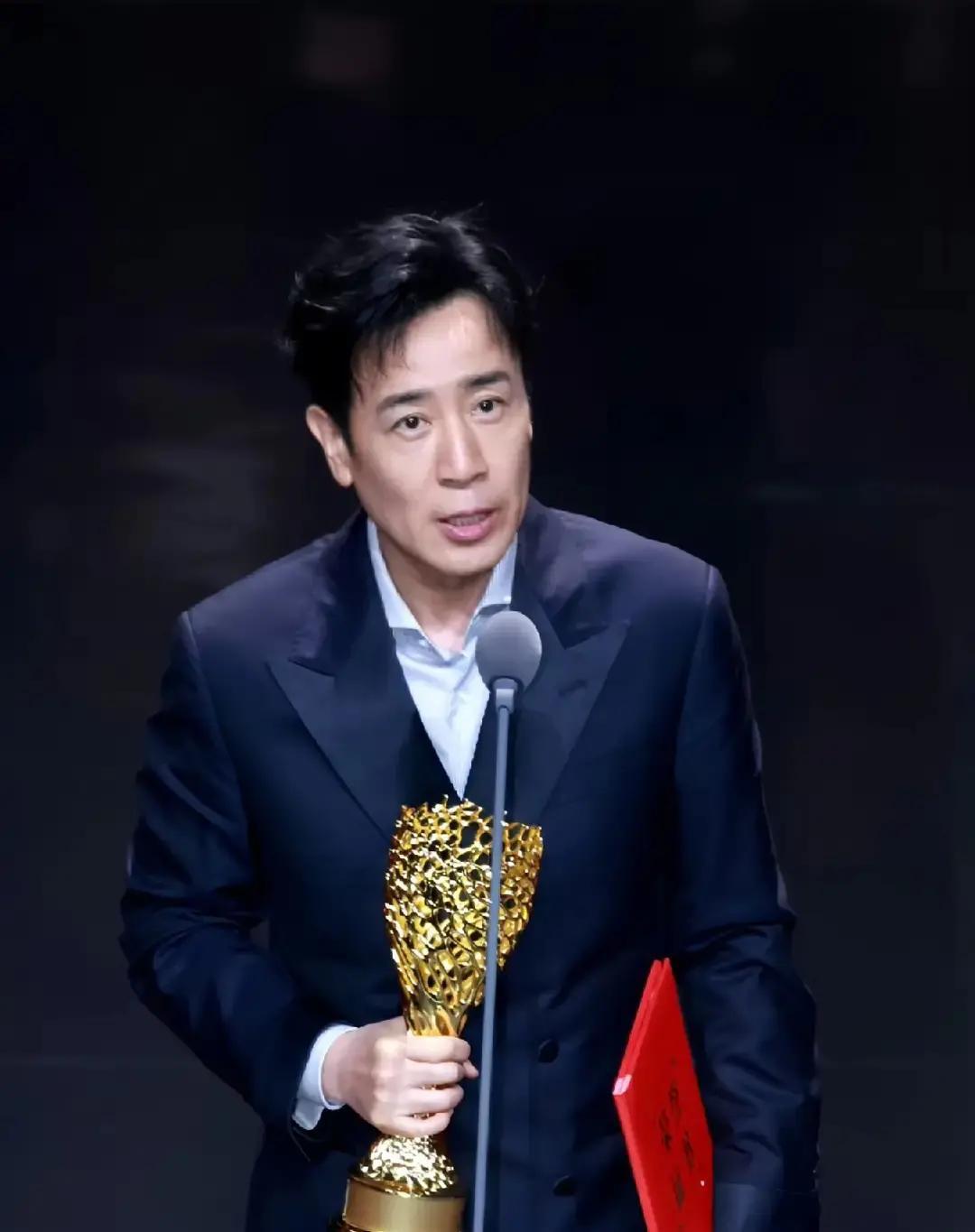 53岁的于和伟，身上没有一点“中年感”。

啤酒肚、油腻、不修边幅？这些词跟他没