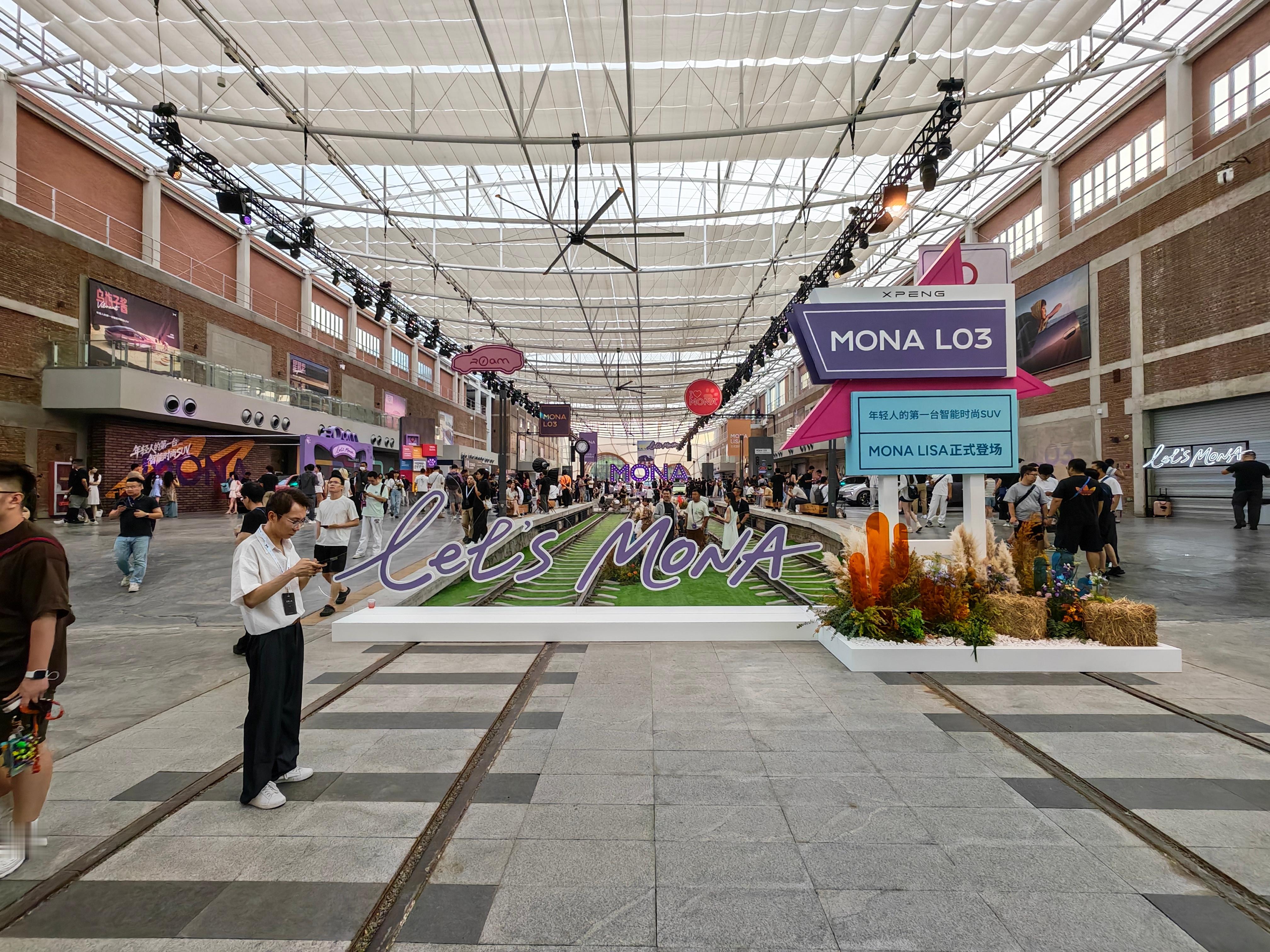小鹏MONA L03发布会来了，超大的前备箱，配色很多，这个紫色是最有质感的，带