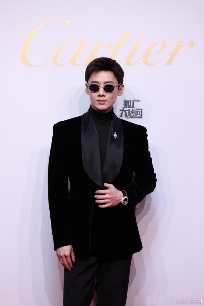 #李现白敬亭张婧仪卡地亚珠宝展生图# #白敬亭张婧仪卡地亚珠宝展生图# ​在卡地