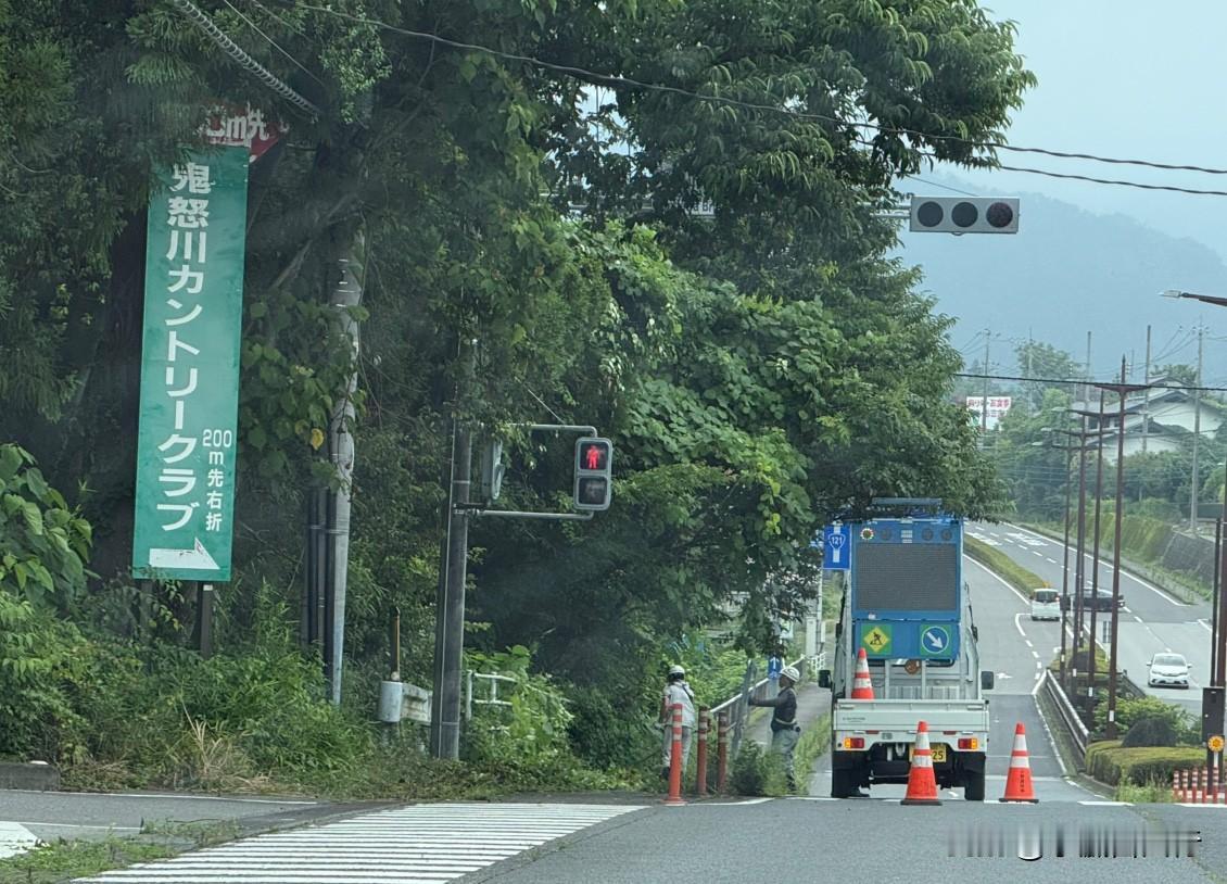 日本人“磨洋工”。
开车看见几个日本人在路边除草。
一共有5人。
割草的只有1个