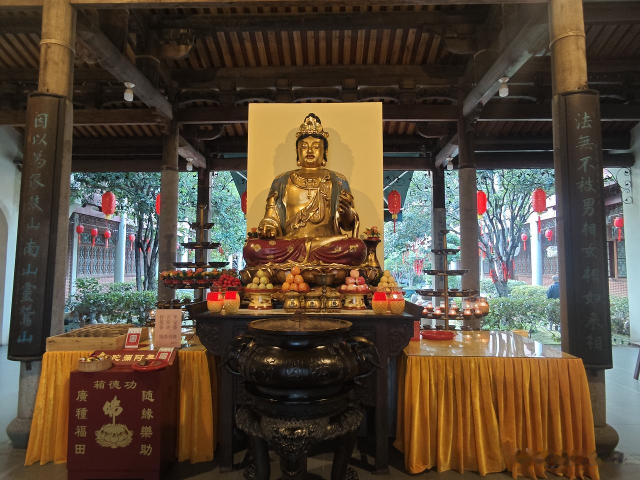 漫步漳州丹霞路，闹市深处藏着清幽古刹法因寺，寺院紧邻浦头港，这座明代始建的禅院，