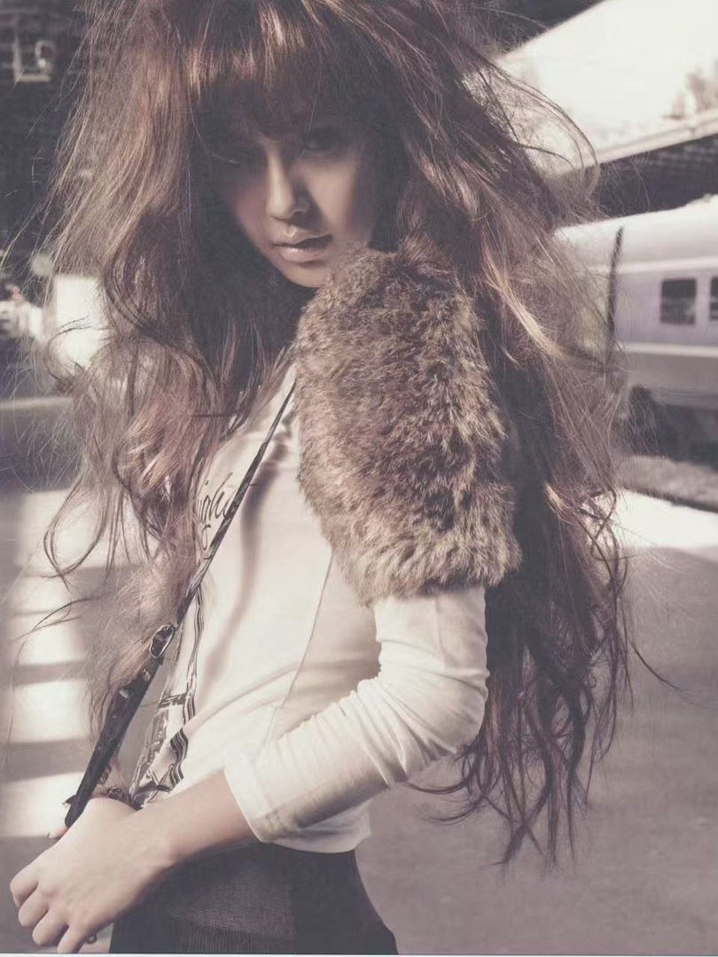 带有野性美的angelababyAngelababy 马甲线