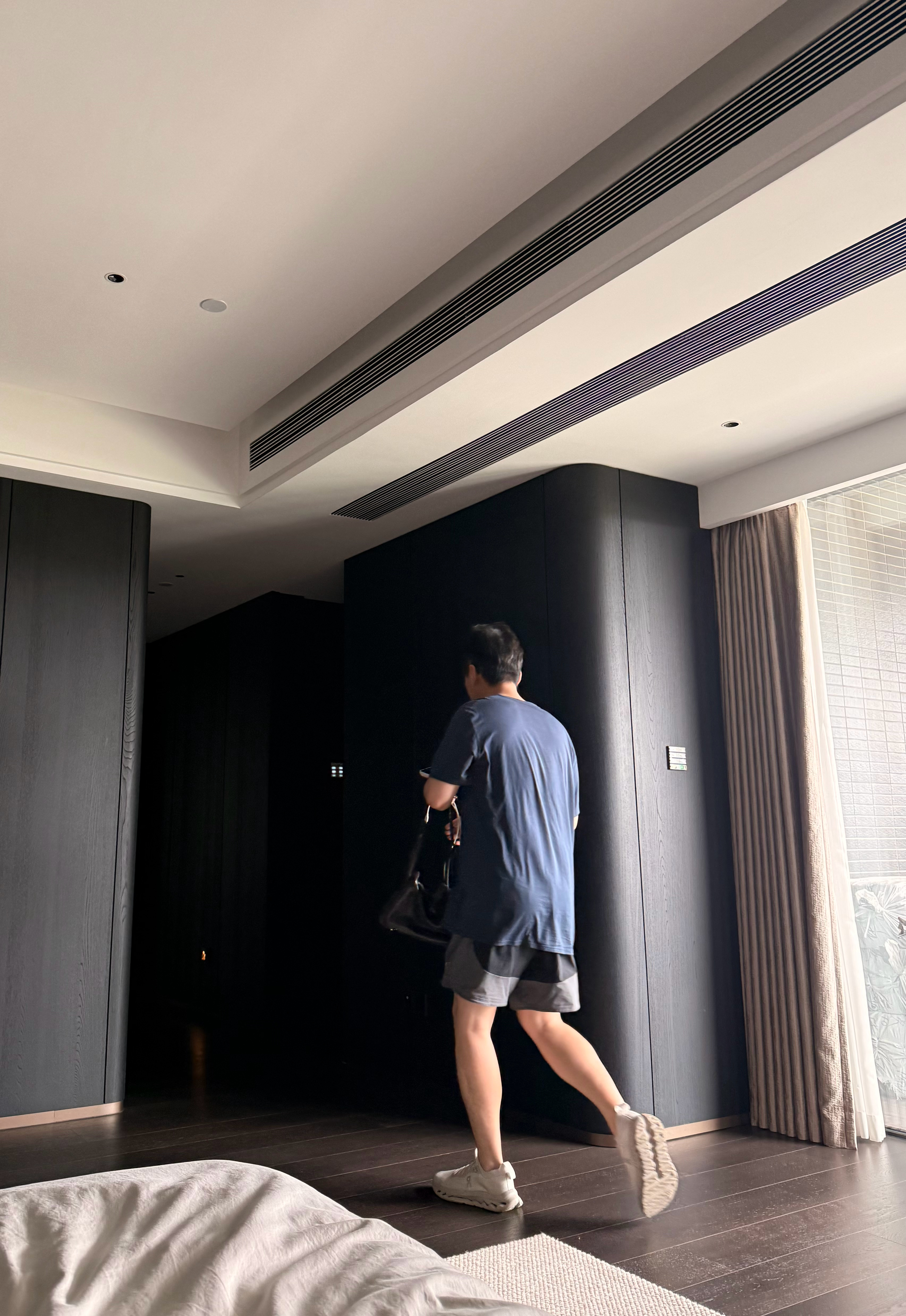 当他这样出现在我眼前我都惊呆了他一个人去香港 背我的包出门[允悲][允悲][允悲