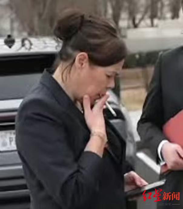 压力太大，格陵兰女外长与万斯会面后有些崩溃，只能先抽根烟压压惊！随后，她哽咽诉苦