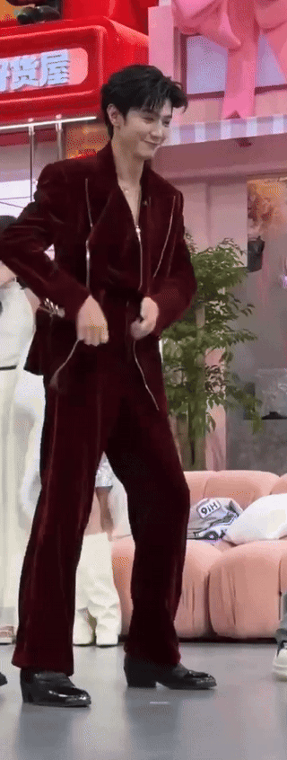 陈哲远跳舞像老实人豁出去了老实人豁出去跳舞既视感，陈哲远这段真的越看越好笑。陈哲