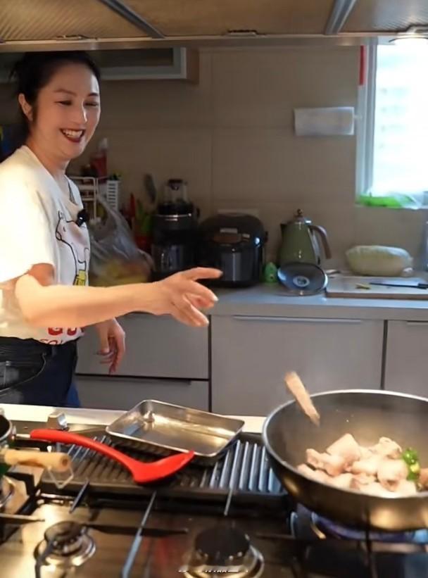 【On.cc】楊千嬅上海家中炸廚房　同事作客嚇到尖叫逃跑歌手楊千嬅近年忙於巡唱，