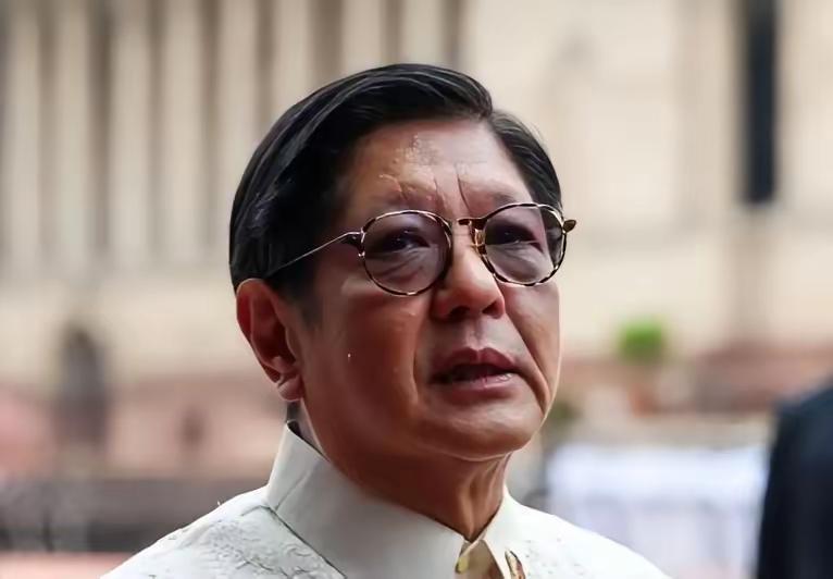 马科斯政府原本打着如意算盘，一边想要中国的资金技术搞基建，一边抱紧美日在南海频频