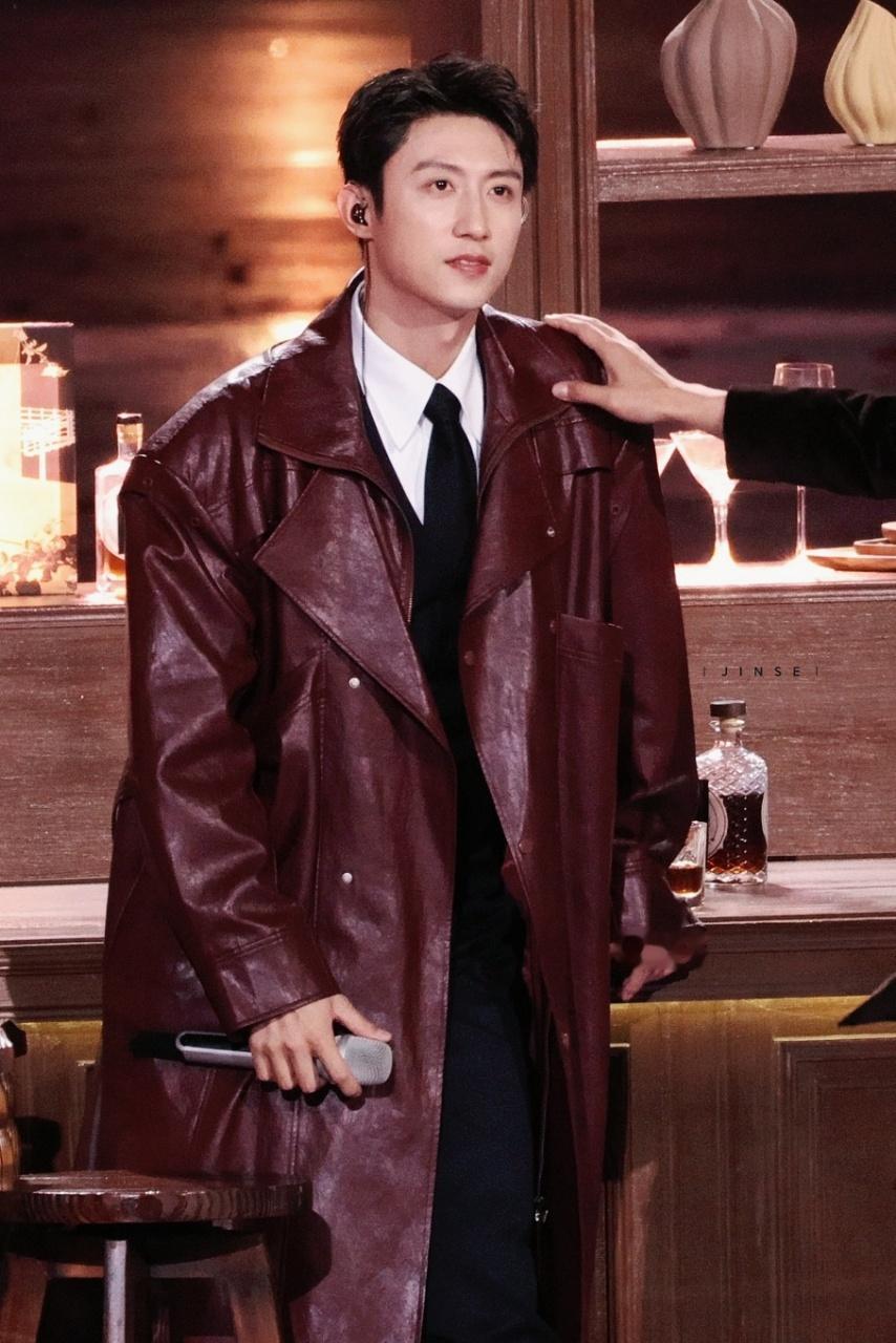 邓超黄景瑜王鹤棣完全魔丸组合邓超黄景瑜王鹤棣魔丸组合合体！超哥嗨跳上桌，黄景瑜红