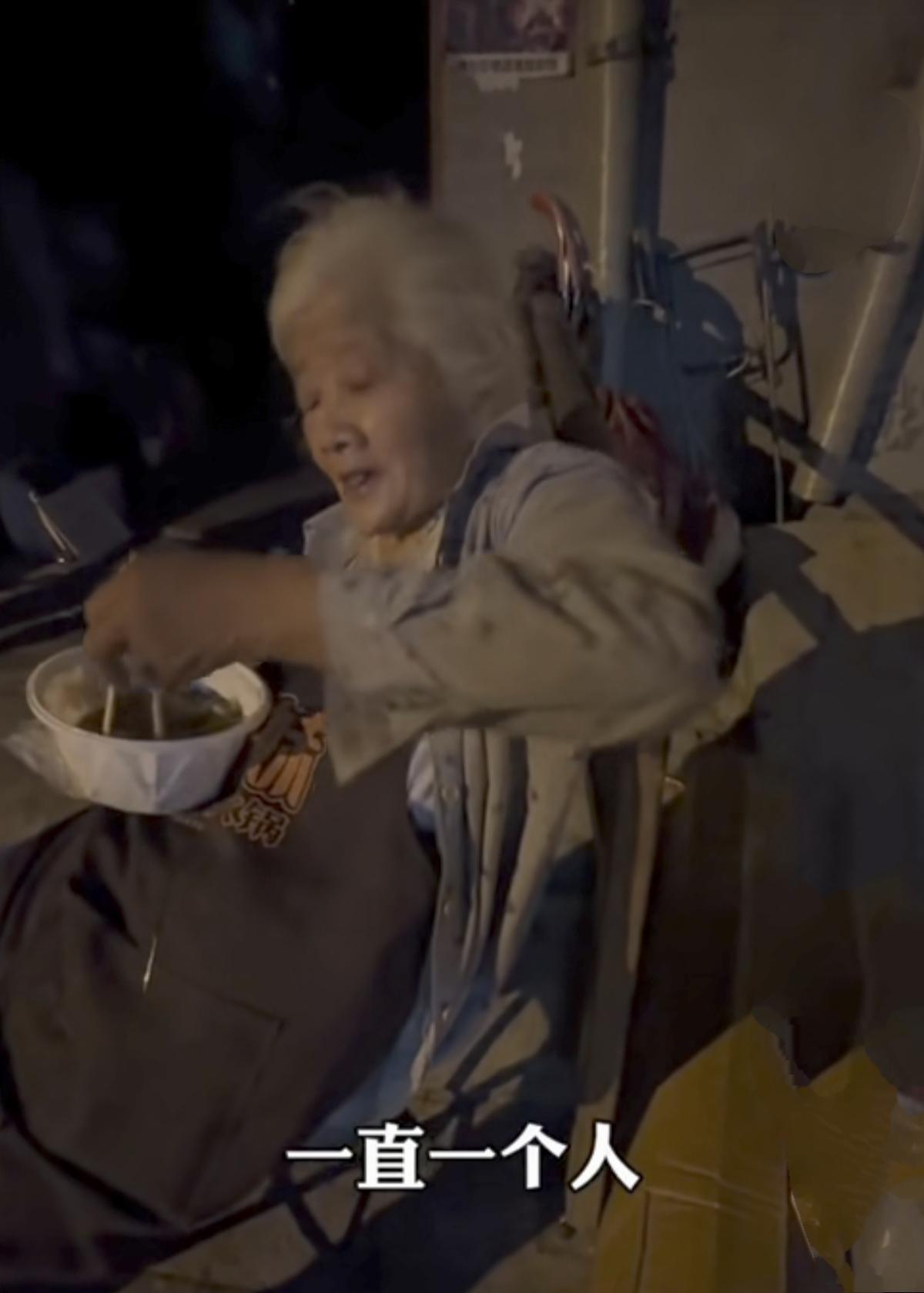 真没想到在首都北京竟然还有人生活的这么贫困。这位老奶奶没有退休金，她是个有文化的