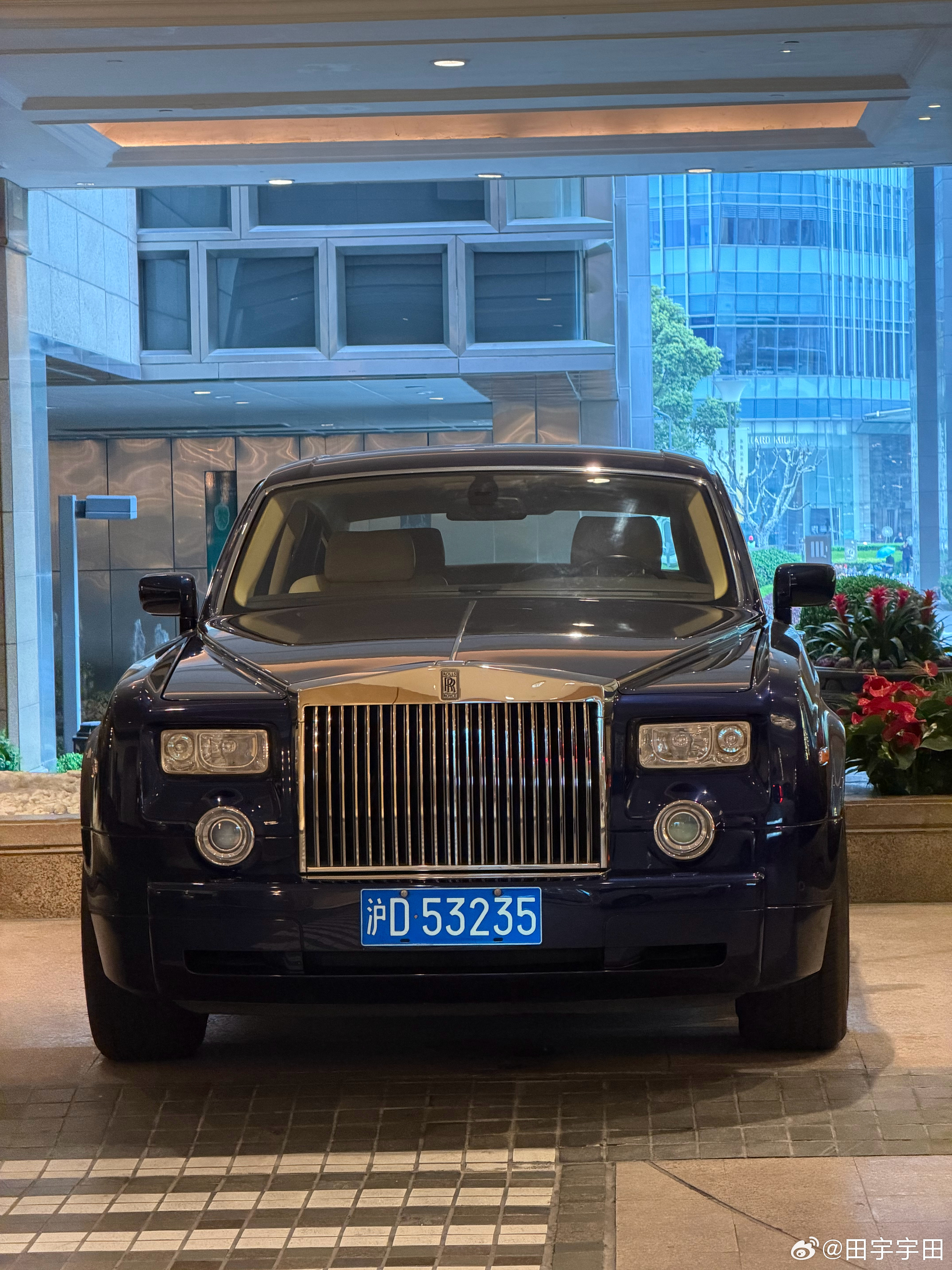 远远的看到酒店门口一台车气质不凡一台标准轴距的老幻影看样子车龄没有二十年也得十几