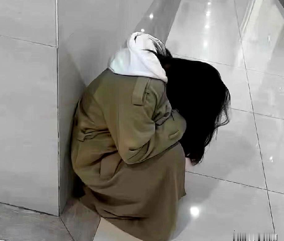 封面新闻视频里，28岁贵州姑娘背着娃提着年货，从四川南充晃600里回毕节，初一晚