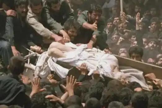 1989年伊朗首任最高领袖霍梅尼国葬，超两百万民众送行，引发罕见混乱。霍梅尼19