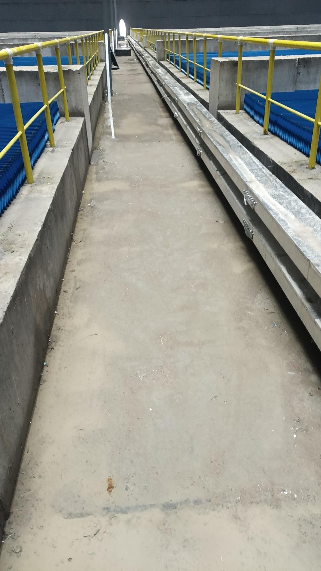 首先，短剧的内容丰富多样，有的充满正能量，传递善良、勇敢、坚持的价值观；但也不乏