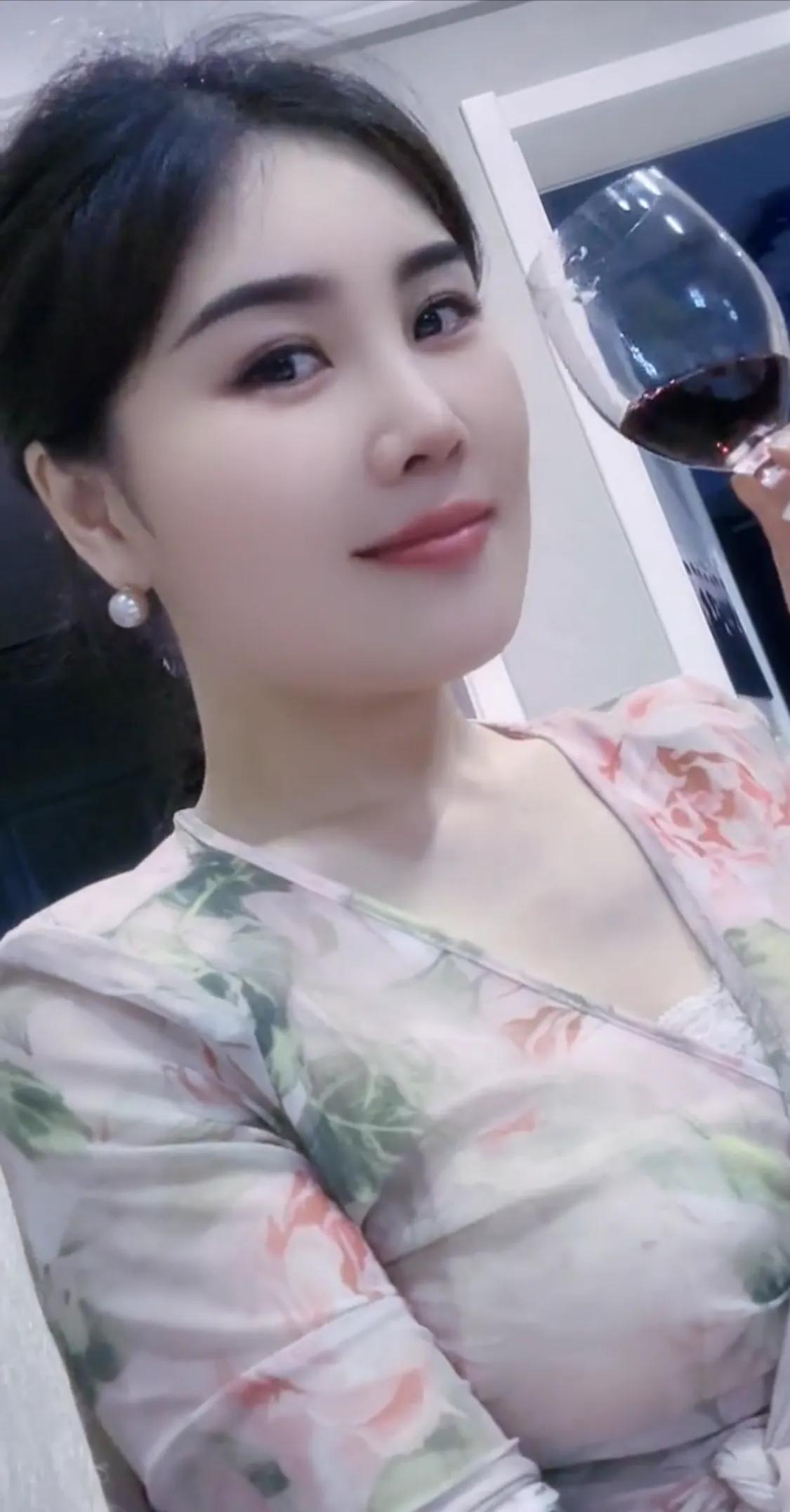 我告诉你一个实情，你也别不信，走着瞧。
如果一个女人身边的异性越多，她的幸福概率