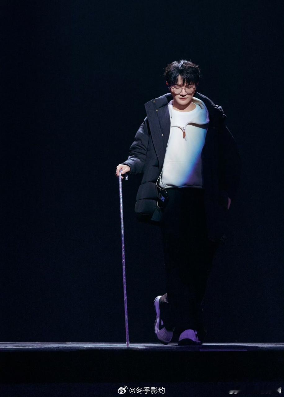 周深手杖 之前想象过爱丽丝卿的舞台会是什么样，周深拿手杖出来我还是惊了一下，怎么