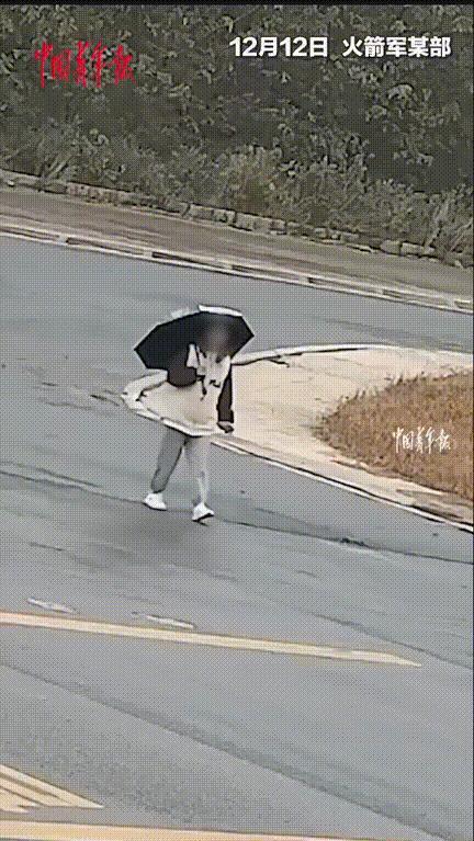 太机智了！火箭军某部，一女孩突然感到自己的身体好像不太对劲，立马朝着军队走去寻求