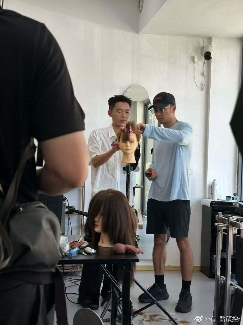 撒贝宁尼格买提送录取通知书梦幻画面来袭！两人褪去主持人身份，化身邮递员登门送达录