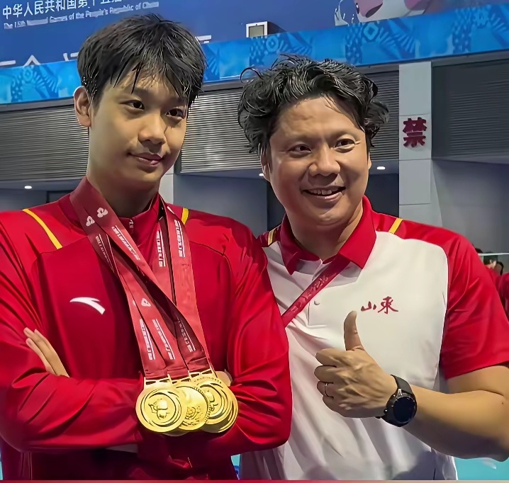 张展硕夺金牌，我不佩服张展硕一次性夺5次金牌，我也不佩服。我佩服的是张展硕的师傅