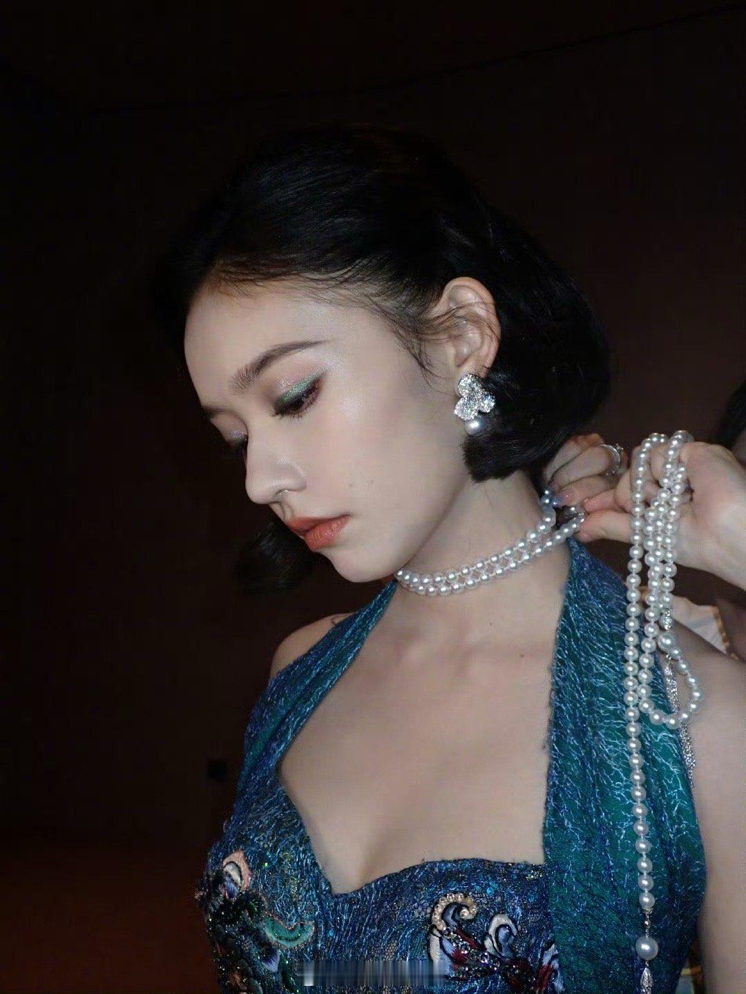 林允 就喜欢假假的自己 “这个美颜好好看哦 我的天呐”——林允对着镜头的感叹太真