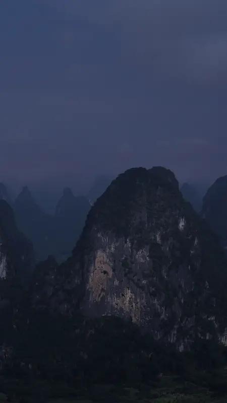 都说背靠大树好乘凉，很多人总想着找个“靠山”，觉得有背景的人能让自己一路顺风。可