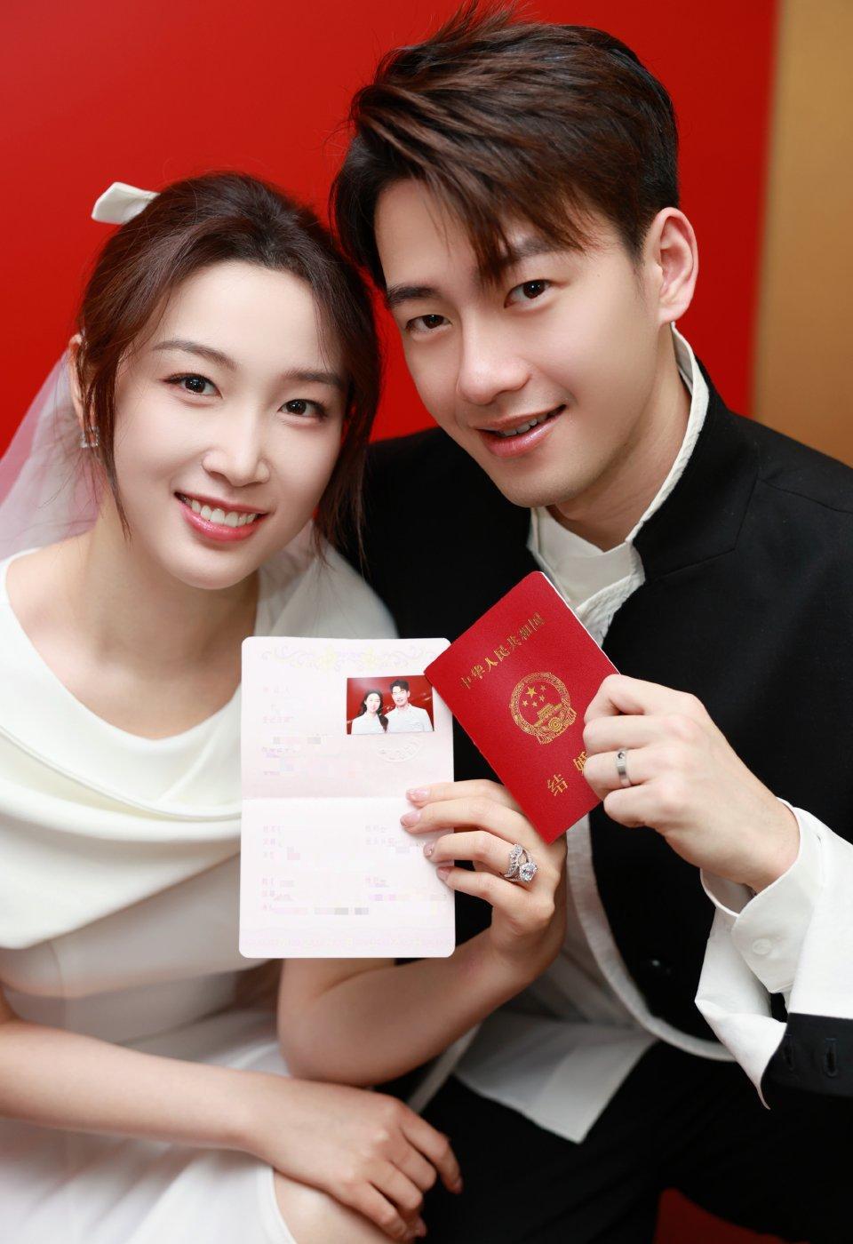 两张球拍靠在民政局的长椅边，一张贴着红色胶皮，一张穿着墨绿线衣。
他们是现役国手