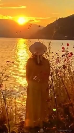 一年四季轮回
一年有春夏秋冬

太阳有升起
太阳也有落下时

太阳升起阳光四射