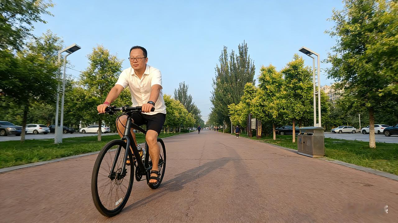 离休后的日子，就俩爱好：盯股市+骑单车，简单重复却贼踏实。
 
有没有和我一样的