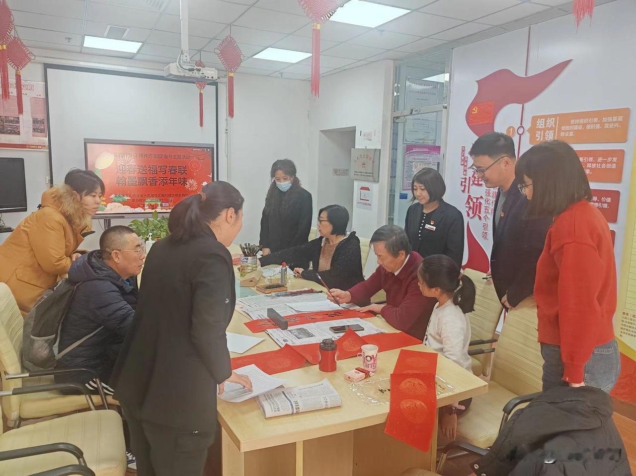 迎春送福写春联 翰墨飘香添年味
——五三街道金水花城社区开展写春联送祝福活动
“