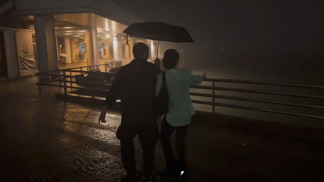 徐冬冬尹子维香港暴雨下相拥跳舞 暴雨变背景板，街头变专属舞池！这大概就是真情侣的