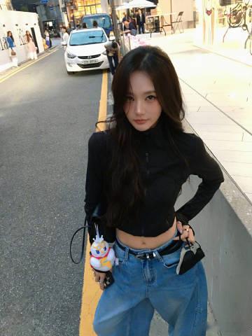 李一桐美人嗔怒李一桐没有不出片的义务走在街边随手记录，姐姐娇俏的神态，美得自然又