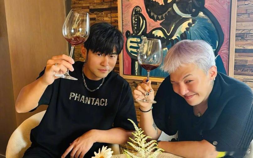 【周杰伦概念股已入股权志龙经纪公司】11月3日，“周杰伦概念股”巨星传奇发布公告