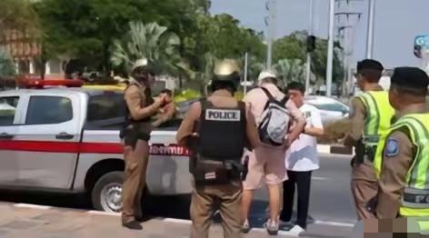 泰国，一辆私家车里，男子下半身衣物褪尽，现场留有安全套相关用品，女子上衣被推至胸