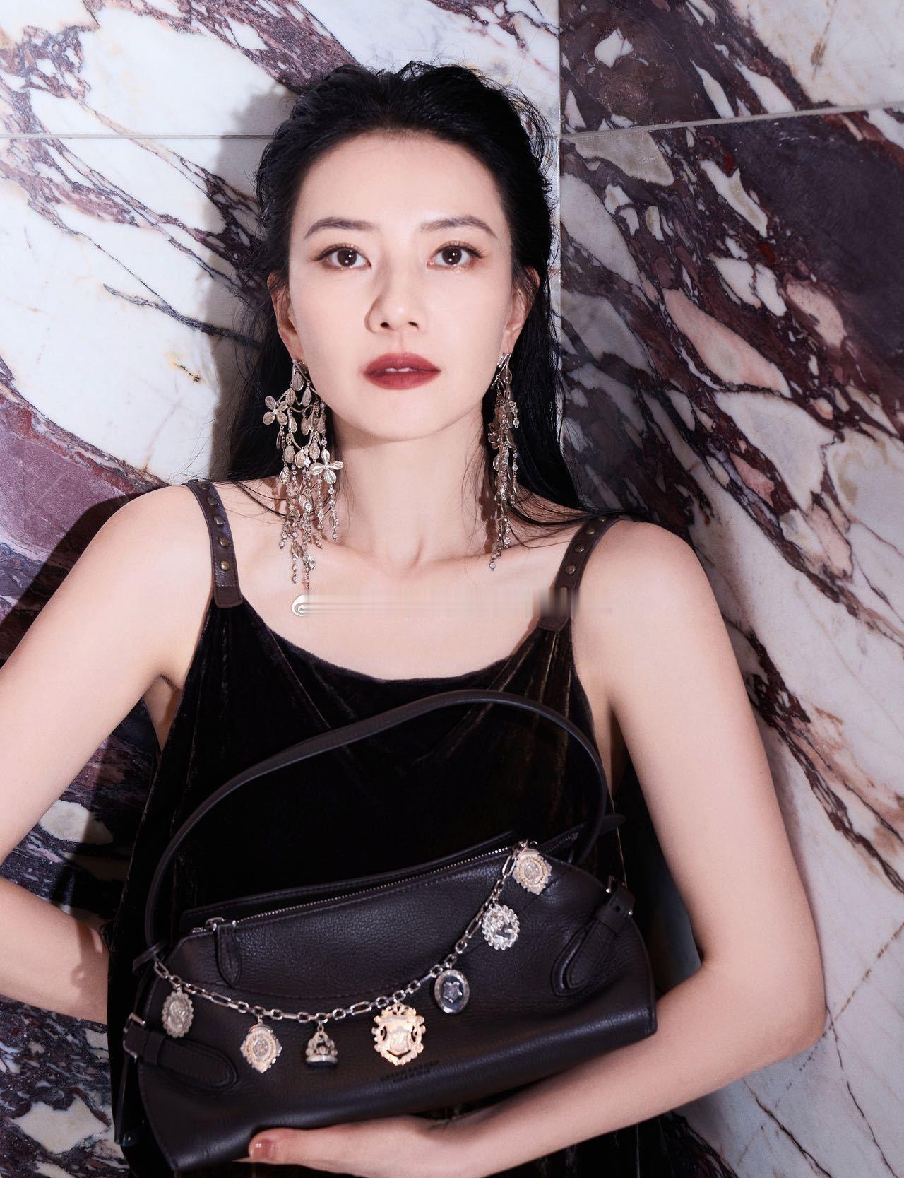 高圆圆纽约时装周的外媒生图太有说服力。没有精修滤镜加持，镜头下的她气质依旧出众。