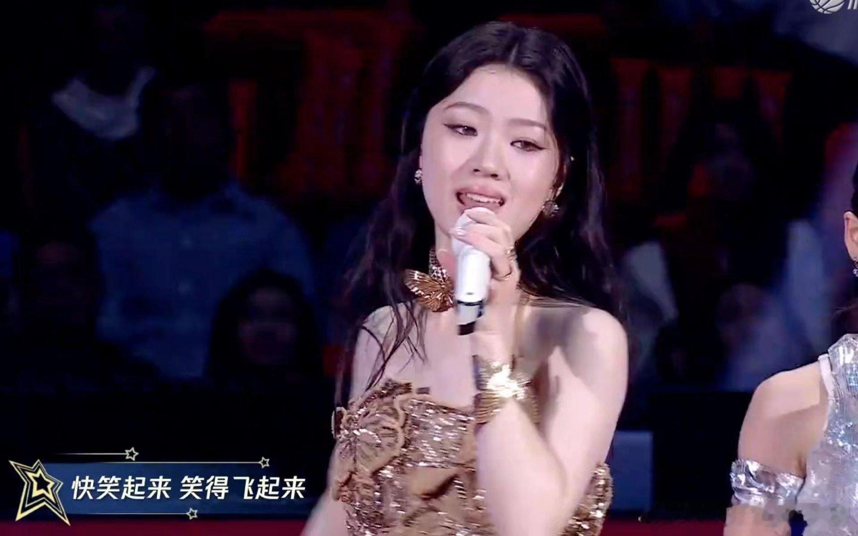 #单依纯聚星名人赛演唱太稳了# 单依纯的歌声就像是一阵春风，吹拂过我的心田，让我