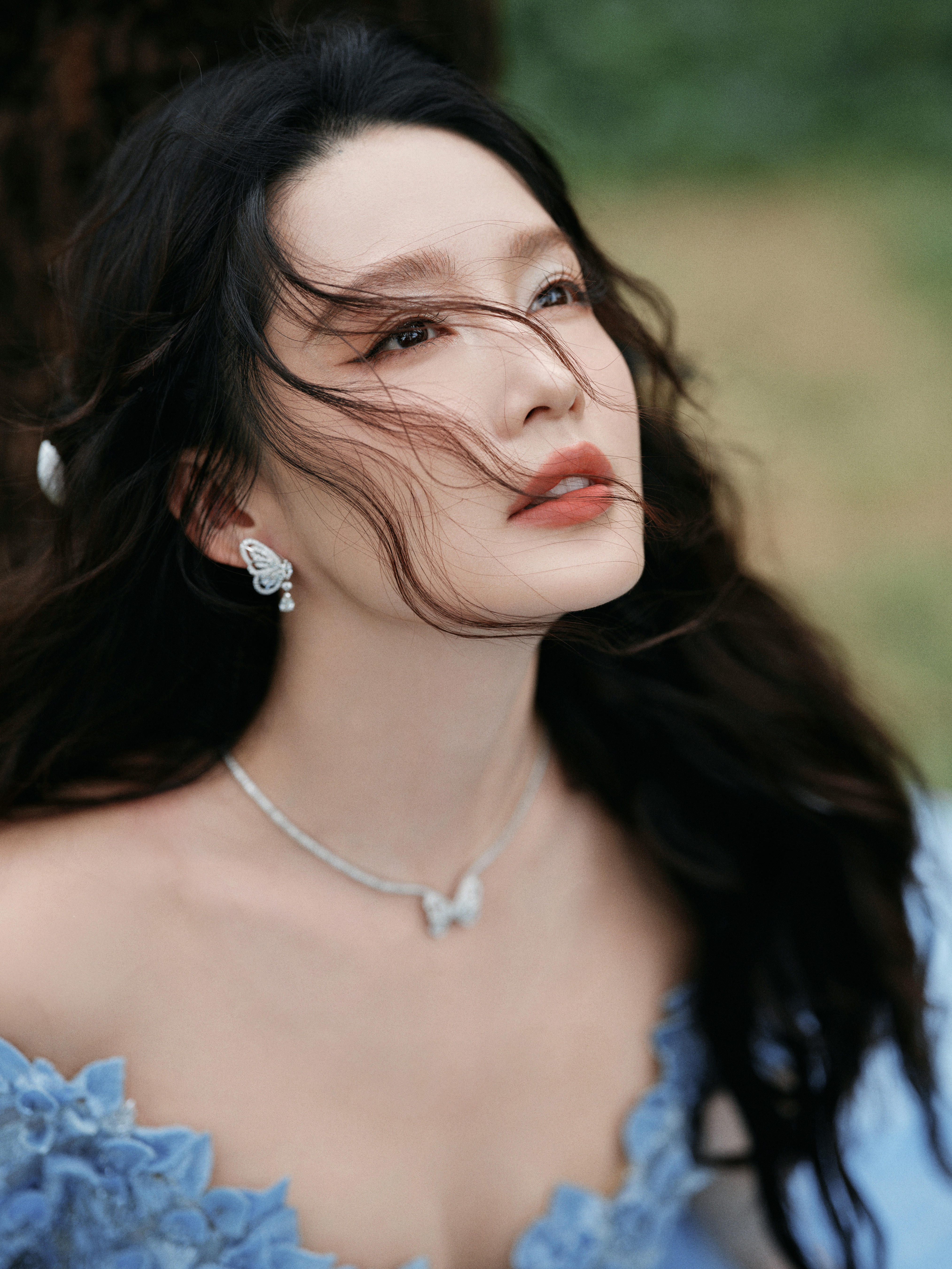 李沁 一袭冰蓝长裙似海浪凝就的梦，将海岛的浪漫与裙裾的翩跹，写成一首关于夏日与优