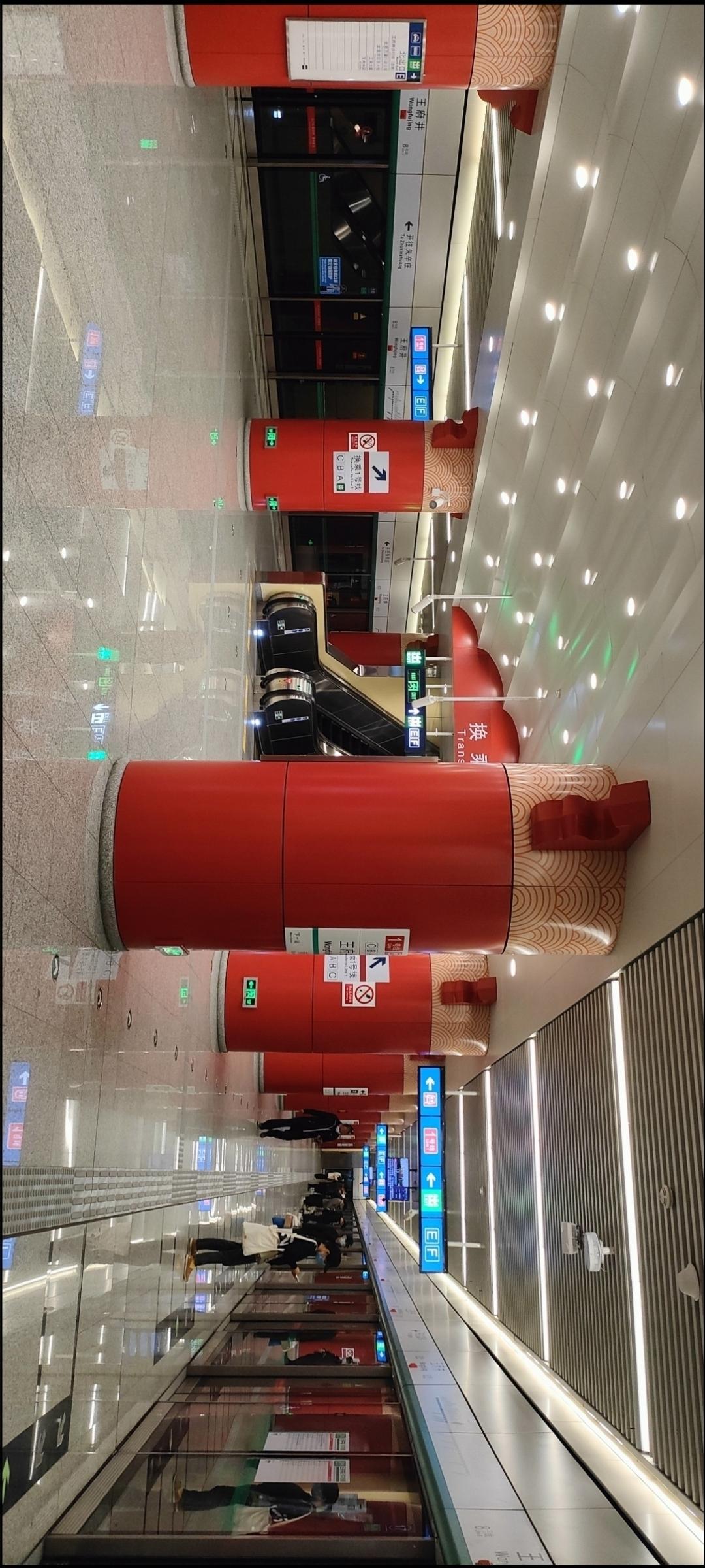🚇 穿梭在现代与科技的交汇点，感受城市的脉动！