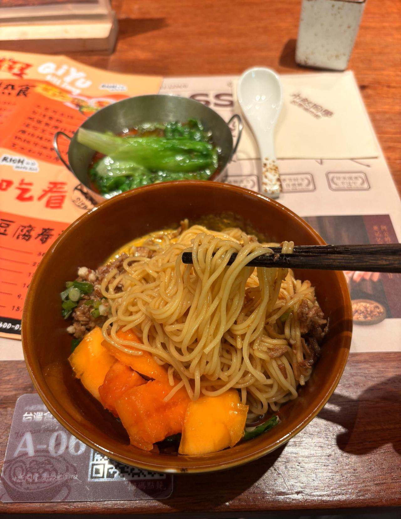 昨天去逛商场的时候，发现忽然之间冒出了很多什么什么食堂的那种比较小一点的店，
就