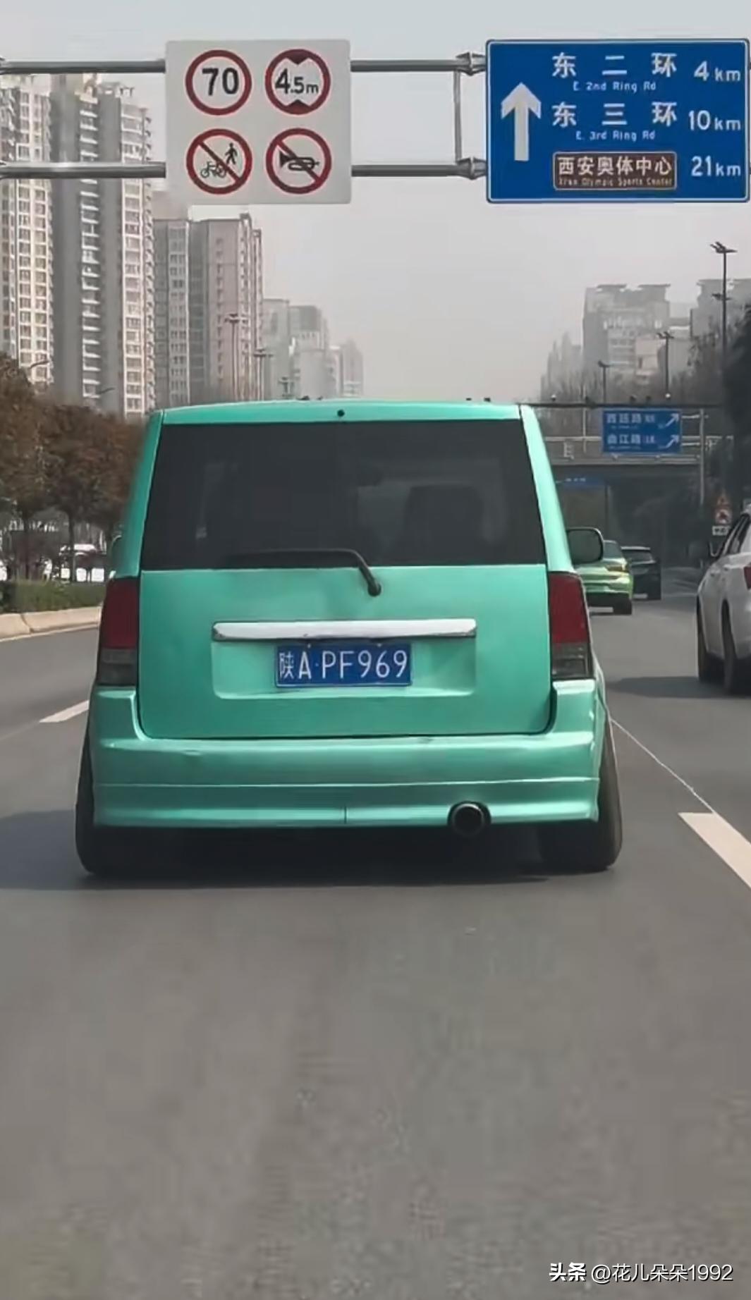 前面这个车是长城老型号酷熊改装的吗？