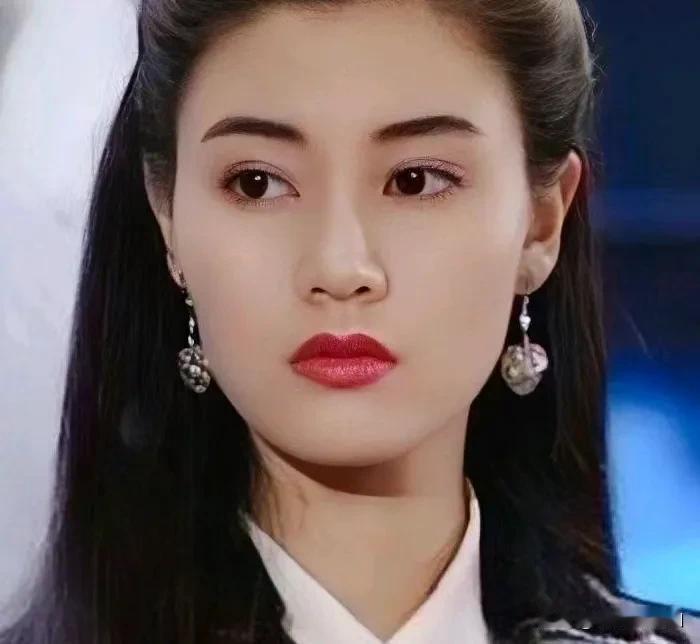 李嘉欣的五官精致到无可挑剔，皮相和骨相更是没有任何的缺点，再加上她的身材高挑，气